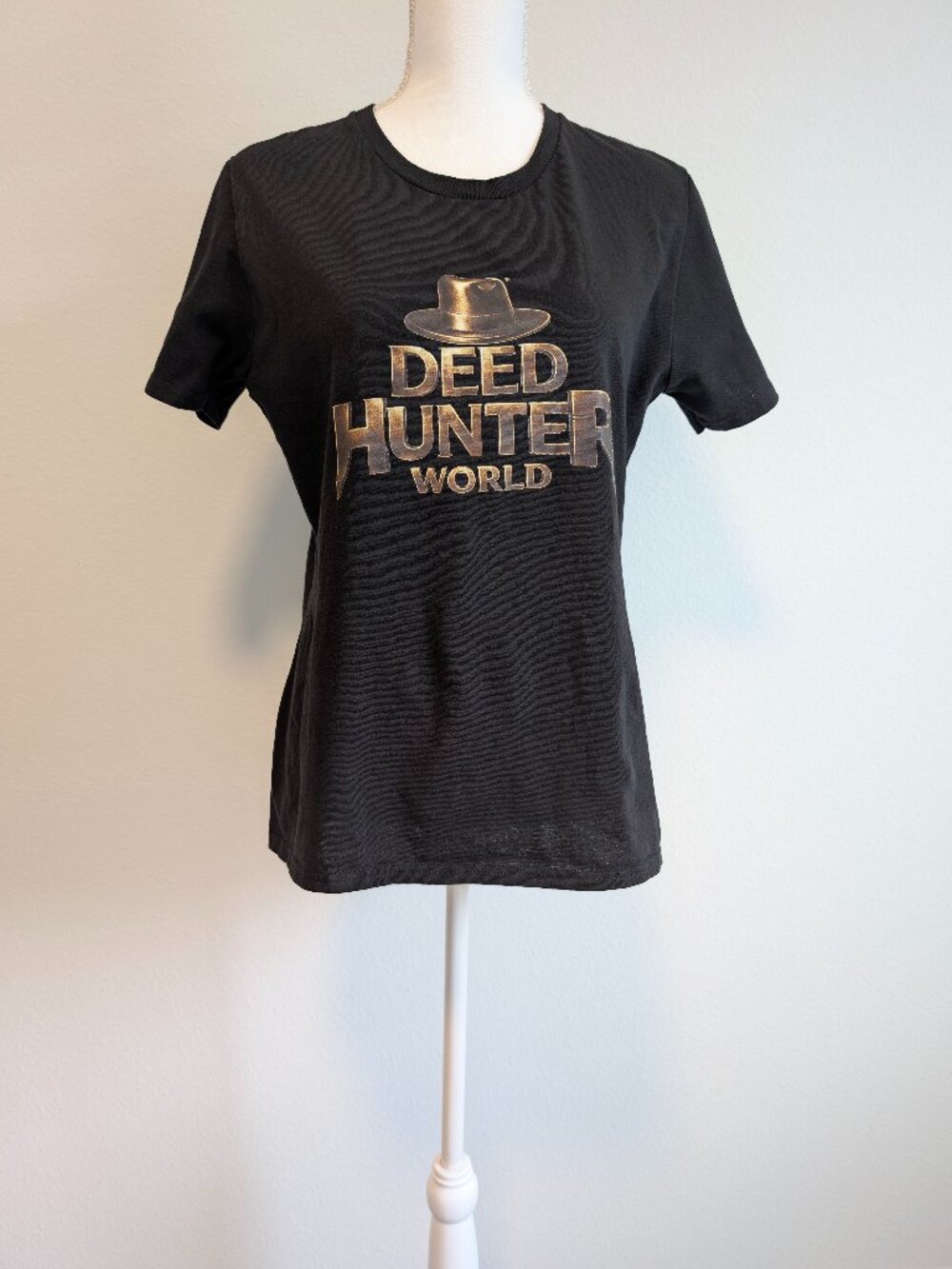 Port & Company Black Deed Hunter World Graphic T-Shirt Women’s Size Small Crew N